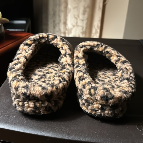 Warm fuzzy slippers - Picture 4 of 4